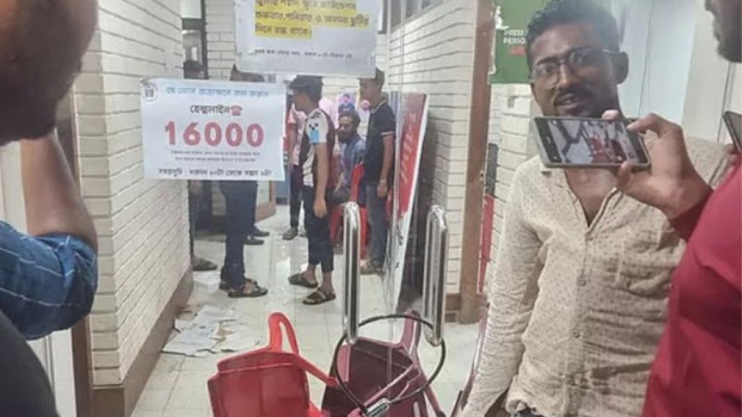 শাহবাগে জুলাই ফাউন্ডেশনের কার্যালয়ে হামলা